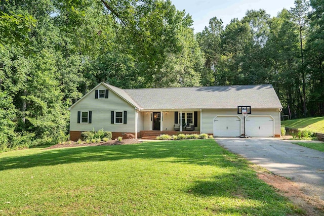 72 Casey Ln, Spartanburg, SC 29301 - single story home featuring covered porch, an attached garage, asphalt driveway, and a front lawn