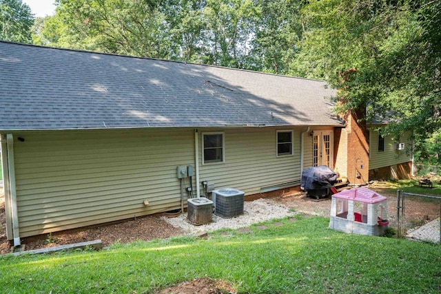 72 Casey Ln, Spartanburg, SC 29301 - rear view of property with a shingled roof and a lawn