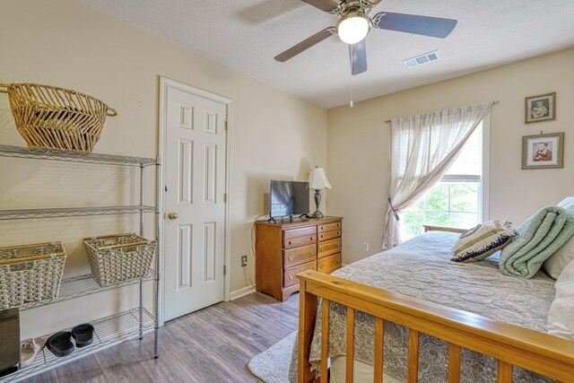 316 Crestview Ln, Spartanburg, SC 29301 - bedroom featuring wood finished floors, ceiling fan, and a textured ceiling