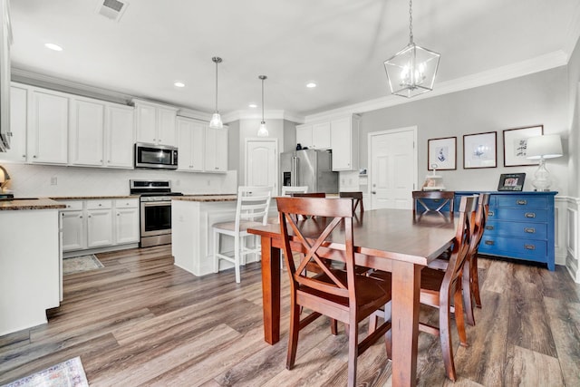 332 Heritage Point Dr, Simpsonville, SC 29681 - dining room with ornamental molding, a chandelier, light wood finished floors, and recessed lighting