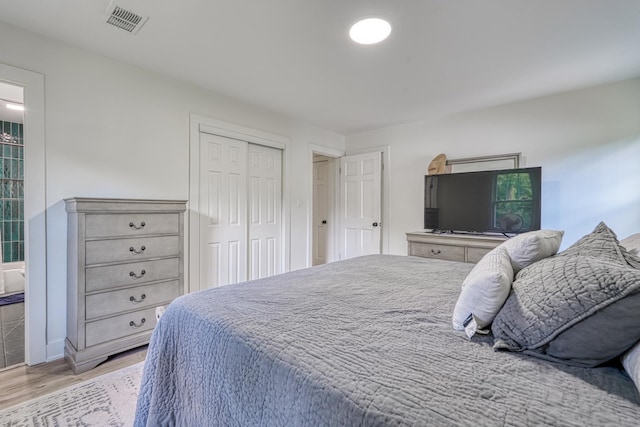 236 Heathwood Dr, Spartanburg, SC 29307 - bedroom with light wood-style flooring and a closet