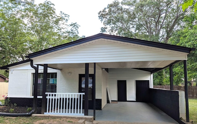 2115 Oakhurst Cir, Spartanburg, SC 29302 - view of front of house featuring a porch and a carport