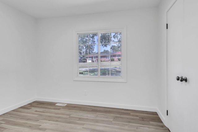 339 Crestview Dr, Spartanburg, SC 29306 - empty room featuring plenty of natural light and light wood-type flooring