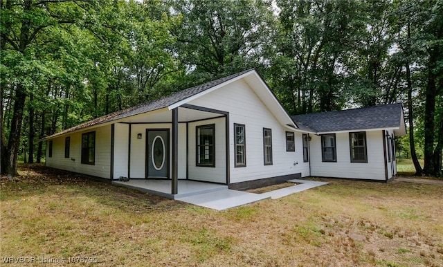 single story home with a front yard