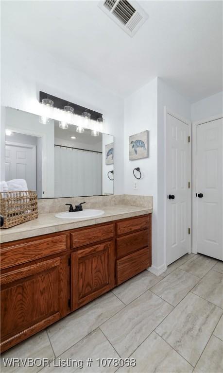 bathroom featuring a shower with curtain and vanity