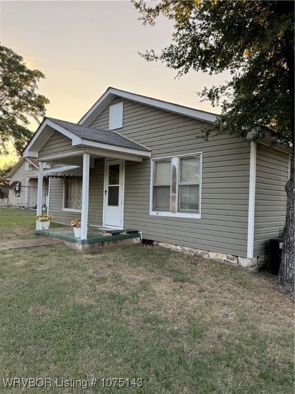 view of front of home featuring a lawn