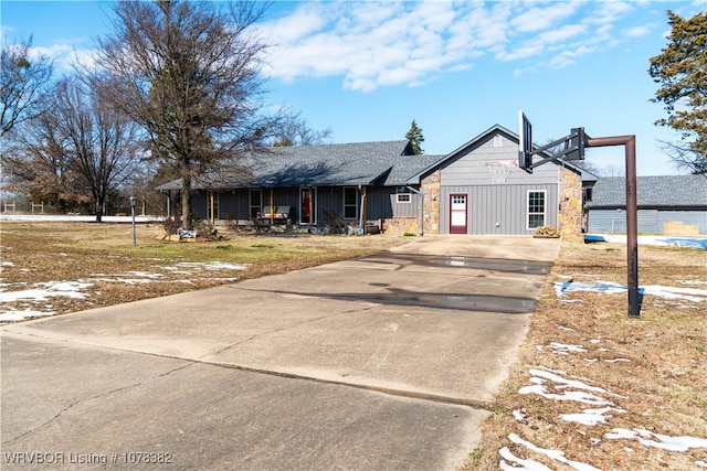 view of front of property featuring a front lawn and a garage