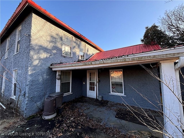 view of front of home featuring metal roof and stucco siding