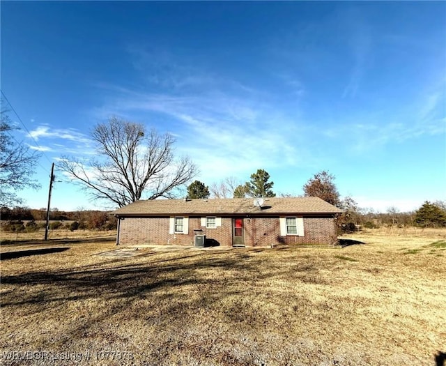 view of front of property featuring a front lawn