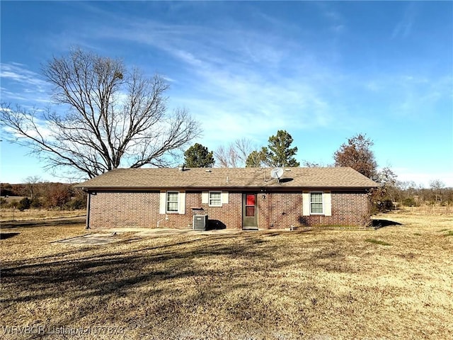 back of house featuring a lawn