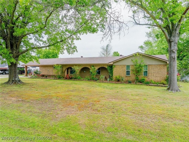 8611 Royal Ridge Dr, Fort Smith, AR 72903 - ranch-style house featuring brick siding and a front yard