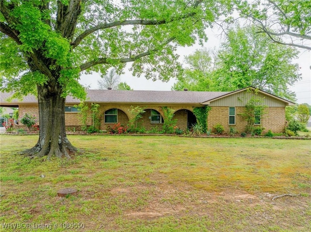 8611 Royal Ridge Dr, Fort Smith, AR 72903 - single story home with brick siding and a front yard