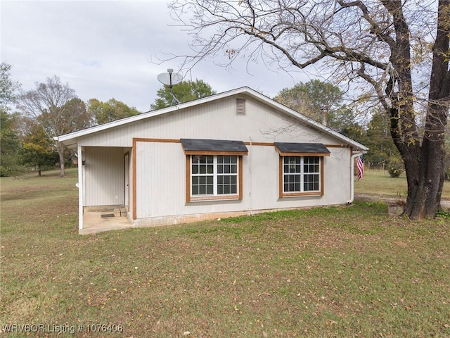 back of house featuring a lawn