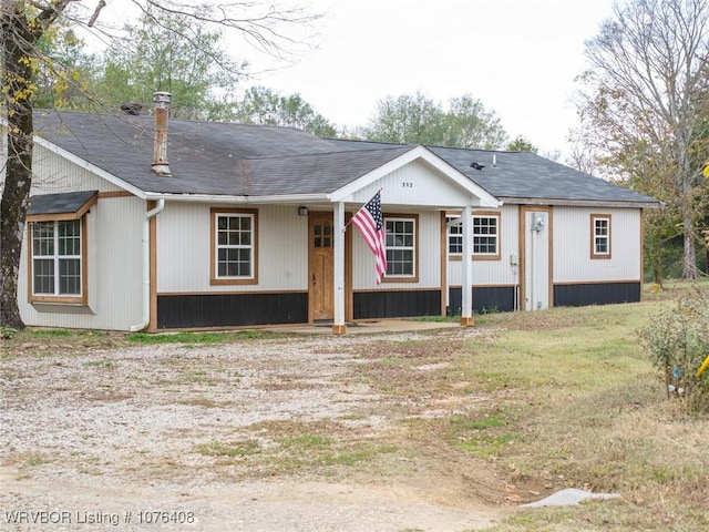 view of front of property featuring a front lawn