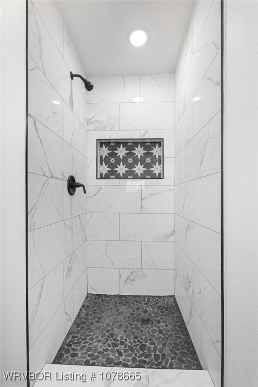 bathroom featuring a tile shower