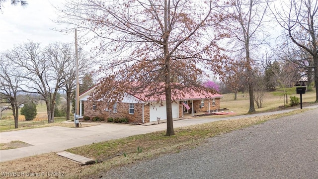 view of front facade featuring driveway