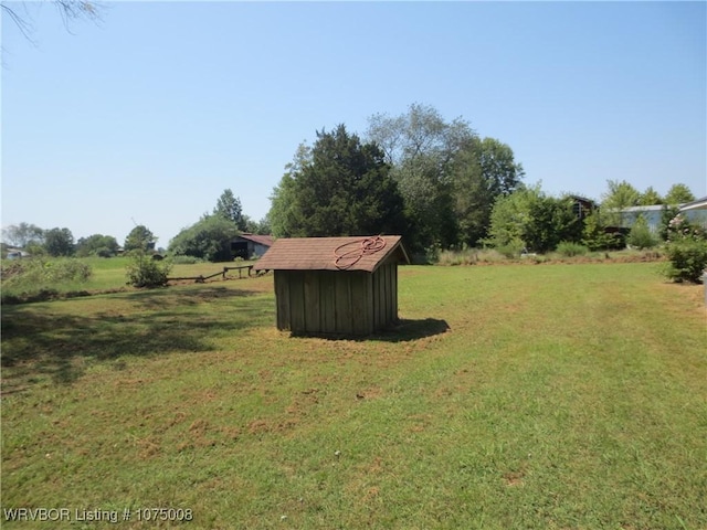 view of yard with a rural view