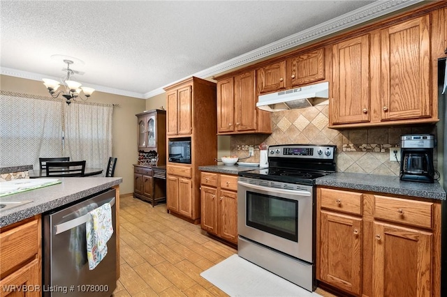 kitchen with stainless steel appliances, light hardwood / wood-style flooring, crown molding, a chandelier, and decorative backsplash