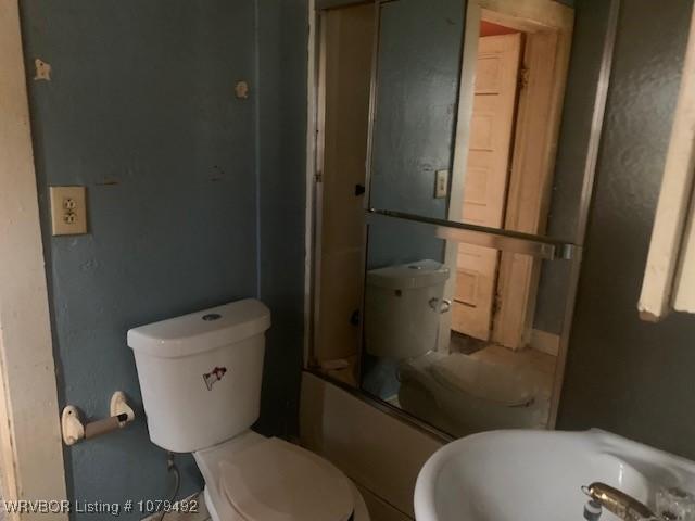 full bathroom featuring toilet