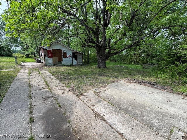 view of yard featuring an outbuilding