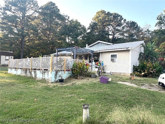 view of yard featuring a pergola