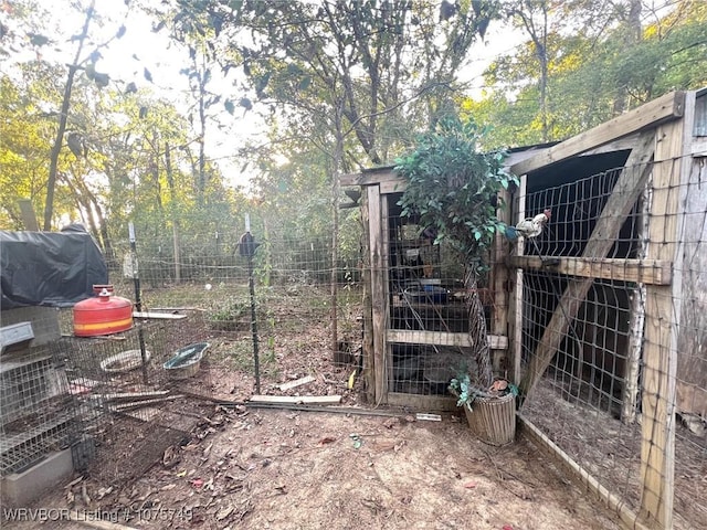 view of yard featuring an outbuilding