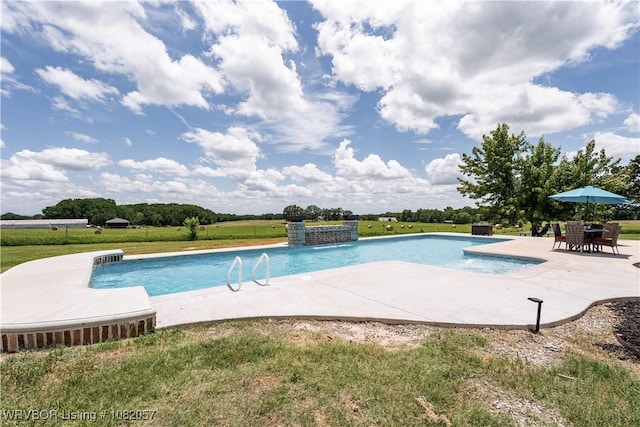 4504 Ridge Rd, Alma, AR 72921 - swimming pool with a patio and a lawn