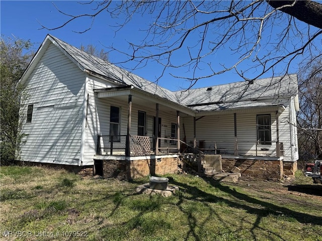 view of front of property with covered porch and a front lawn