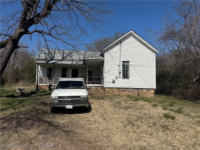 view of front of home with a porch and a front lawn