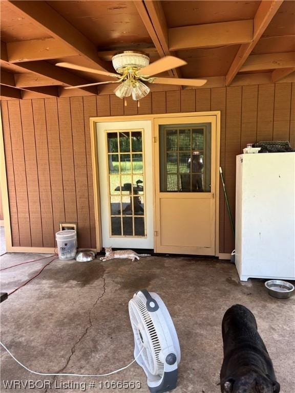 property entrance featuring ceiling fan