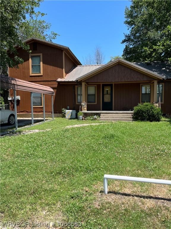 view of front of property with a front lawn