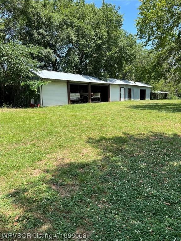 view of yard featuring an outbuilding