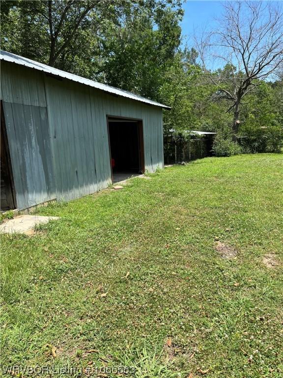 view of yard featuring an outdoor structure