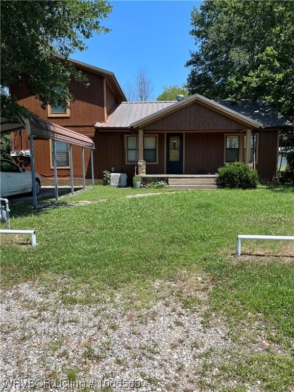 view of front of house featuring a front lawn