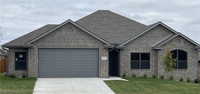 craftsman house featuring a front yard and a garage