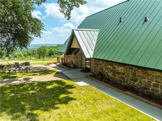 view of yard featuring a patio area