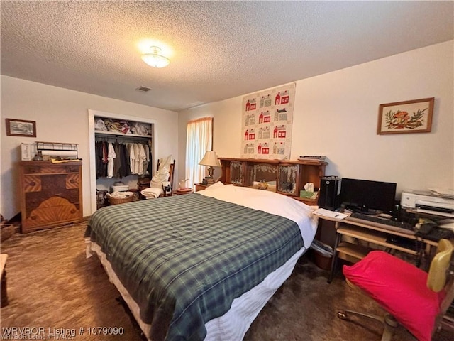 5525 Slaytonville Rd, Hackett, AR 72937 - carpeted bedroom with a closet and a textured ceiling