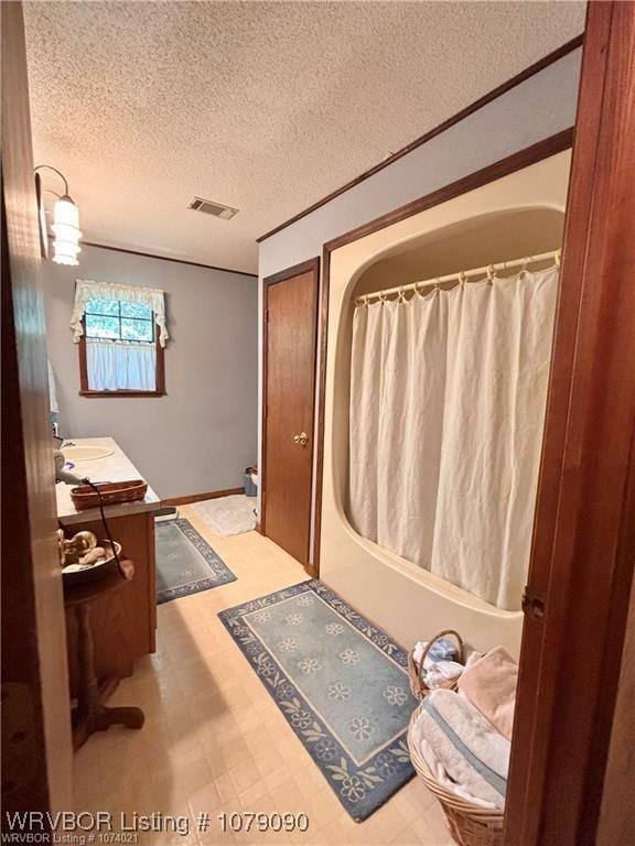 5525 Slaytonville Rd, Hackett, AR 72937 - full bath featuring visible vents, a textured ceiling, a shower with shower curtain, and tile patterned floors