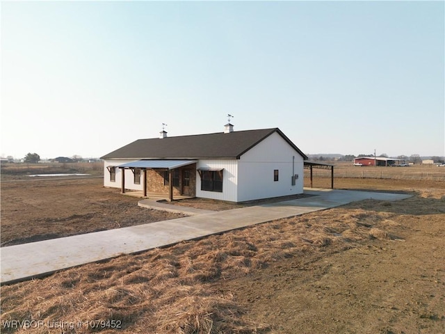 view of front of house featuring fence