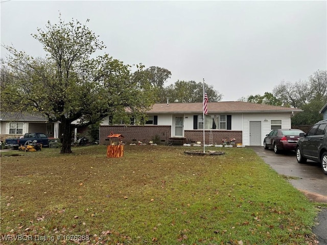 ranch-style house featuring a front yard