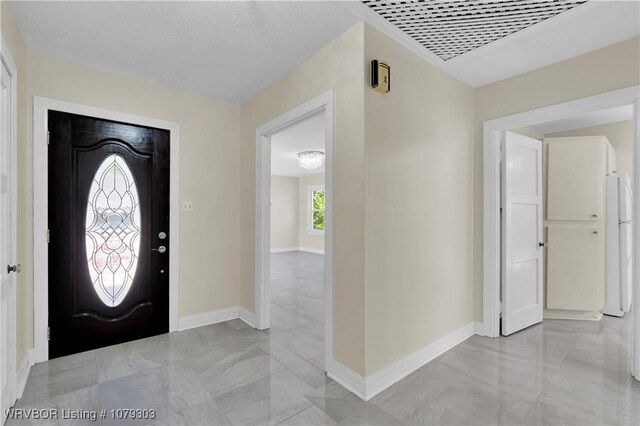 2105 S R St, Fort Smith, AR 72901 - living room featuring arched walkways, baseboards, a chandelier, and built in features