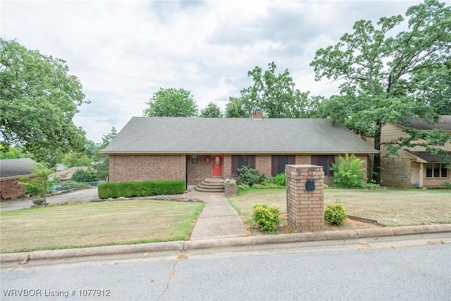 view of front of property featuring a front lawn