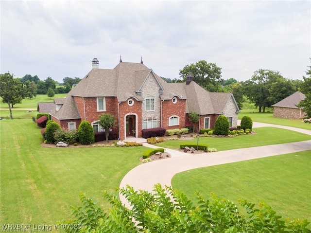 view of front of property featuring a front lawn