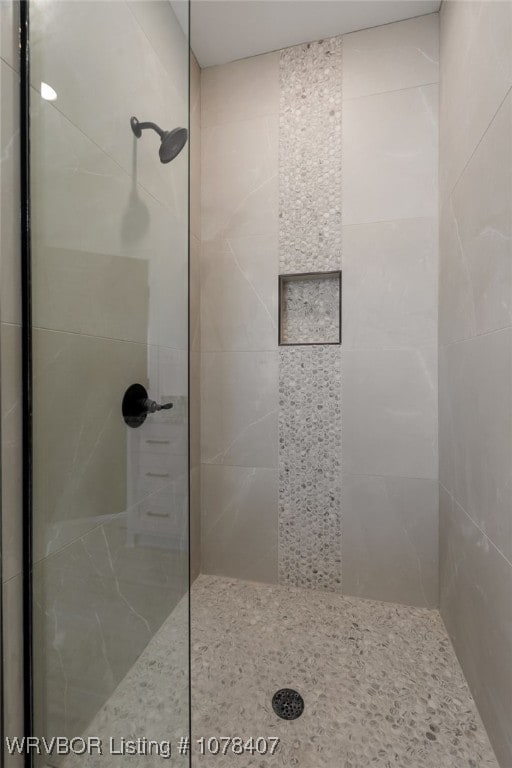 bathroom featuring tiled shower