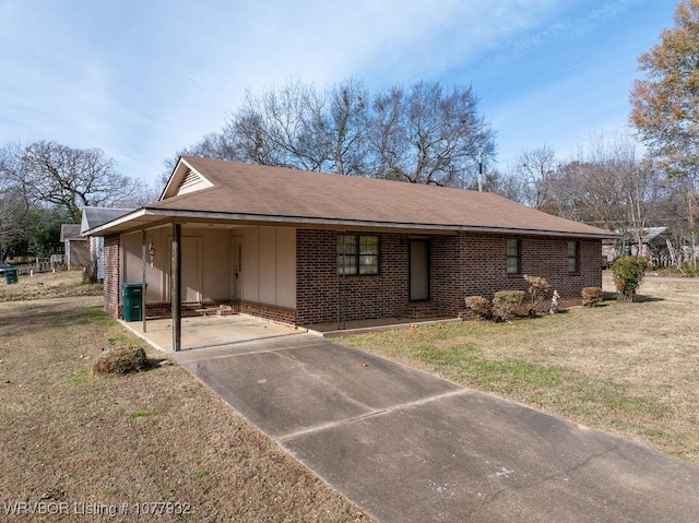 view of front of home featuring a front lawn and a carport