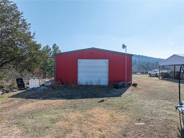 view of outdoor structure featuring an outdoor structure and dirt driveway