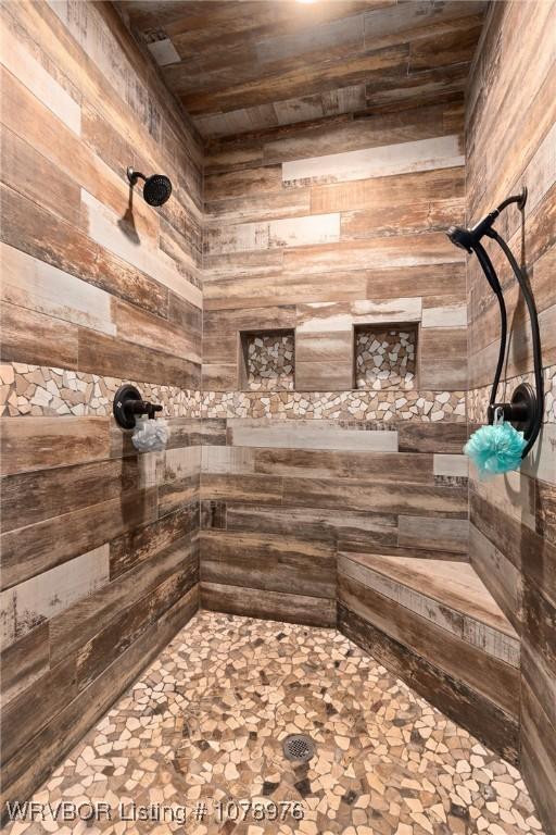 bathroom featuring tiled shower