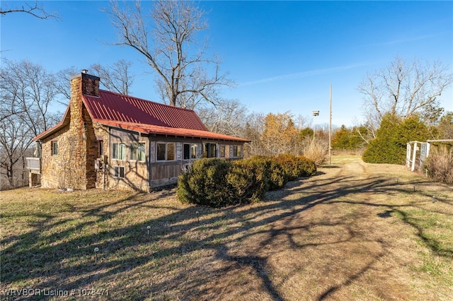 view of side of property featuring a yard