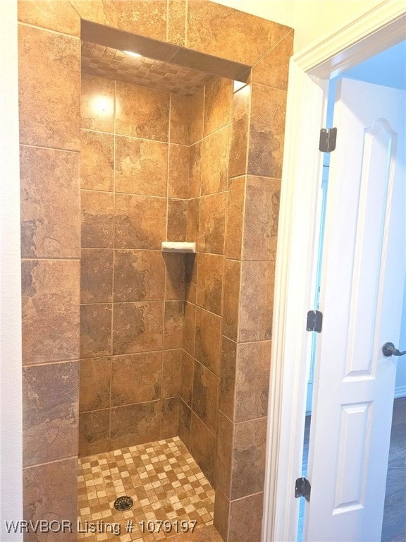 full bathroom featuring a tile shower