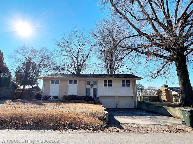 706 E Lucy Ave, Sallisaw, OK 74955 - view of front facade with a garage